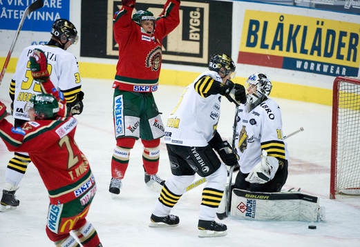 Pavel Skrbek, Frölunda, gör 2-2 bakom Viktor Fast,