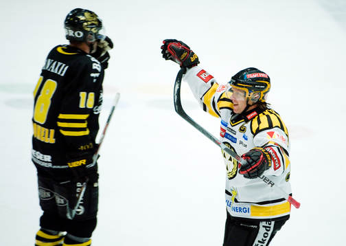 Andreas Dackell, Brynäs gjorde 2-5 i öppen kasse. Jubel