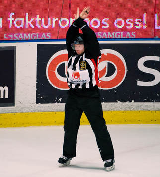 Pehr Claesson, domare signalerar för straff