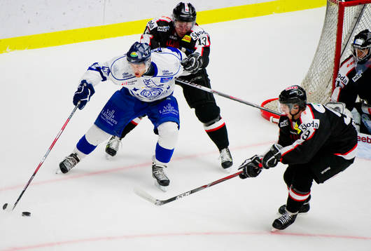 Jens Bergenström Leksand tar sig förbi  Morten Green och