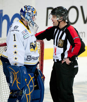 Daniel Larsson, HV71 (målvakt) slängde klubban