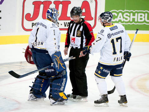 Daniel Larsson, HV71 (målvakt) slängde klubban