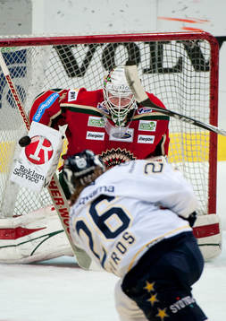 Kamil Piros, HV71 och Johan Holmqvist, Frölunda (målvakt)