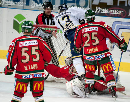 Oscar Sundh, HV71, gör 1-3 och kör samtidigt över Johan