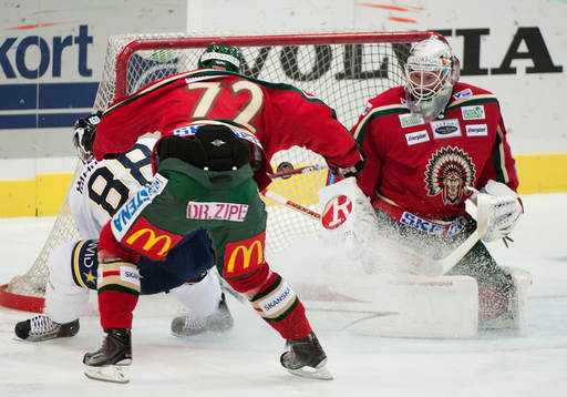 Simon Önerud, HV71, gör 0-1 bakom Johan Holmqvist,