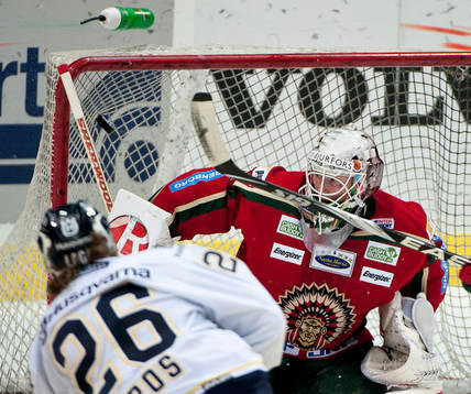 Kamil Piros, HV71 och Johan Holmqvist, Frölunda (målvakt)