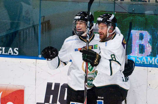 Oscar Klefbom, Färjestad kramas om av Sanny Lindström