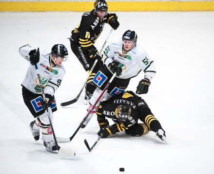Fredrik Svensson, AIK faller och får Martin Sevc,