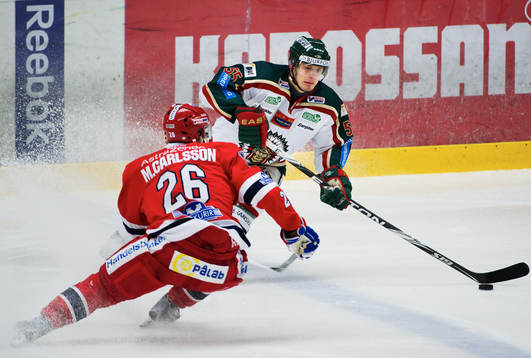 Nicklas Lasu, Frölunda, utmanas av Mattias Carlsson,