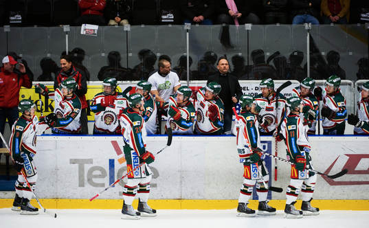 Mikael Johansson (21), Frölunda, gratuleras till sitt