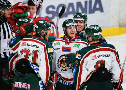Mikael Johansson (21), Frölunda, gratuleras till sitt
