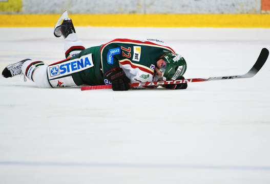 Robin Lindqvist, Frölunda, ligger på isen och har ont