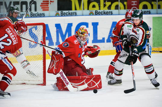 Mika Pyörälä, Frölunda, oroar framför Pontus Sjögren,