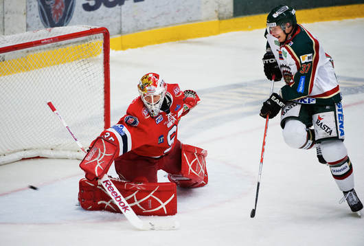 Mika Pyörälä, Frölunda, ser pucken gå utanför Pontus