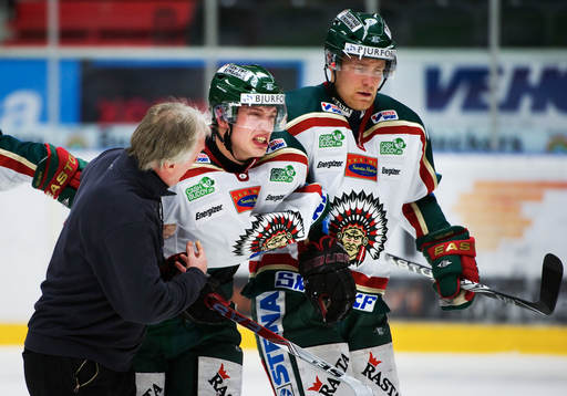 Robin Lindqvist, Frölunda, har ont och får hjälp att
