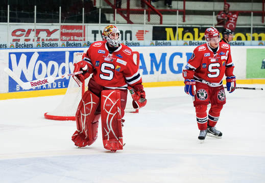 Pontus Sjögren, målvakt, och Jonas Almtorp, Södertälje,