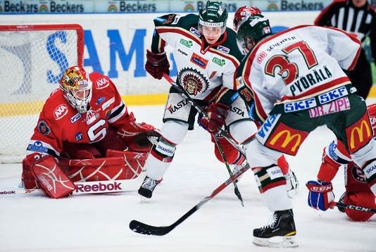 Riku Hahl och Mika Pyörälä, Frölunda, oroar framför