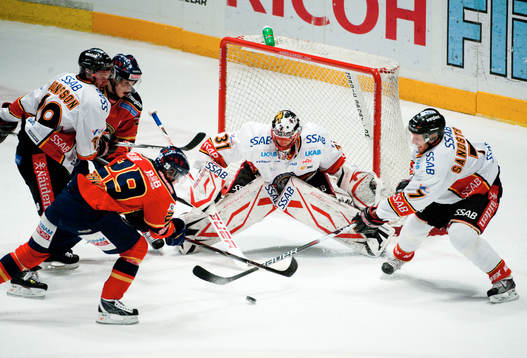 Hård press framför Anders Nilsson, målvakt, Luleå