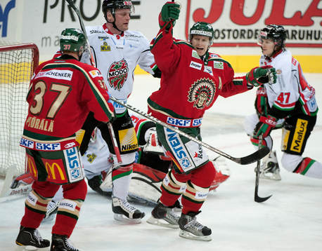 Mika Pyörälä, Frölunda, gör 2-0. Jubel Per-Johan