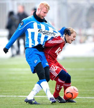 Joel Allansson, IFK Göteborg, drar i en dansk tröja