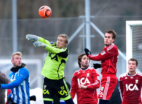 Hjörtur Logi Valgardsson och Marcus Sandberg, målvakt,