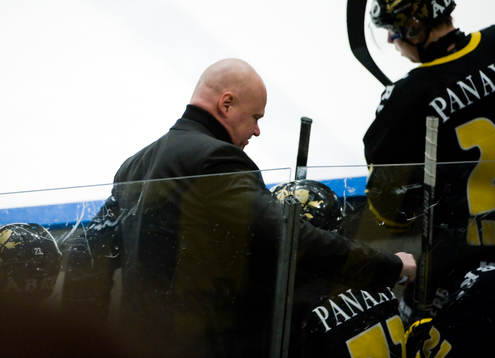 Roger Melin, tränare, AIK slår näven i plexiglaset i ren