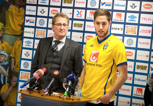 Erik Hamrén, förbundskapten och Niklas Backman som får