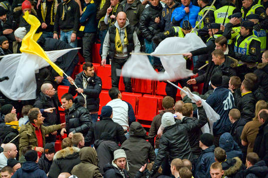 Läktarbråk på AIK läktarn. Läktare, bråk
