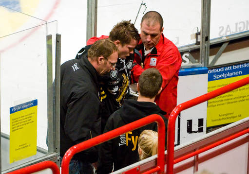 Viktor Fast, målvakt, AIK leds skadad ut