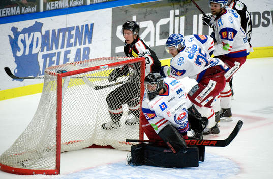 Här gör Morten Green, Malmö 1-0 bakom Jens Holmström,