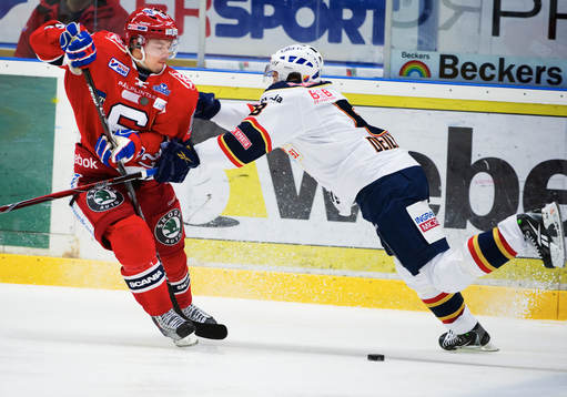 Patrik Carlsson, Södertälje, blir tacklad av Alexander
