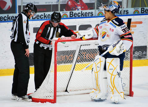 Thomas Forsström, domare, inspekterar nätet och finner