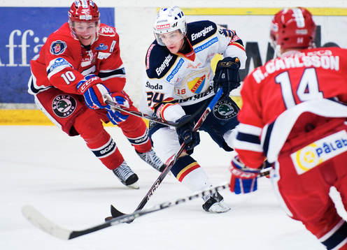 Daniel Brodin, Djurgården, tar sig mellan två