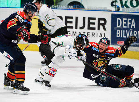Emil Kåberg, Färjestad, håller i klubborna för Marcus