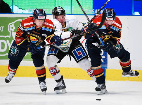 Tim Eriksson och Daniel Brodin, Djurgården, kämpar mot