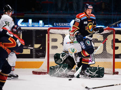 Andreas Holmqvist, Djurgården, skjuter in 1-0 bakom