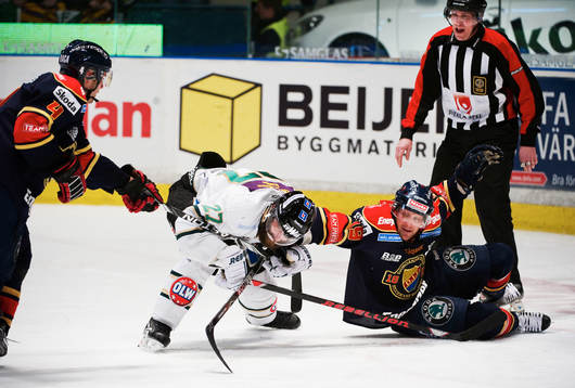 Emil Kåberg, Färjestad, håller i klubborna för Marcus