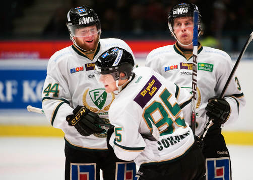 Mikael Johansson, Färjestad, gratuleras till sitt 2-2-mål