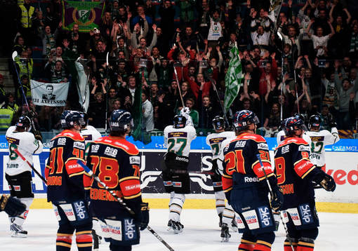 Färjestadsspelarna tackar de tillresta fansen