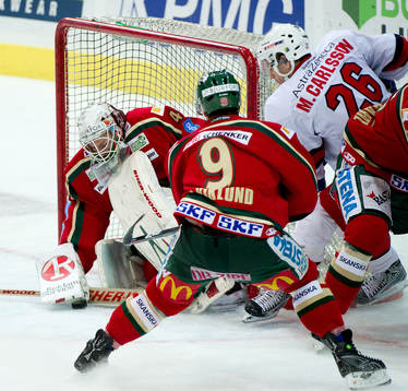 Johan Holmqvist, målvakt Frölunda och Mattias Carlsson,