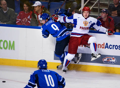 Sami Vatanen, Finland, tacklar Vladimir Tarasenko, Ryssland