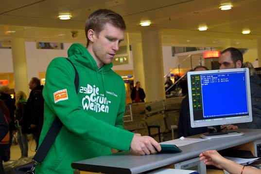 Per Mertesacker på flygplatsen