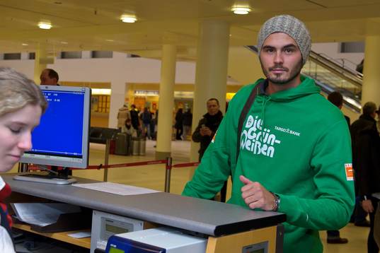 Denni Avdic på flygplatsen