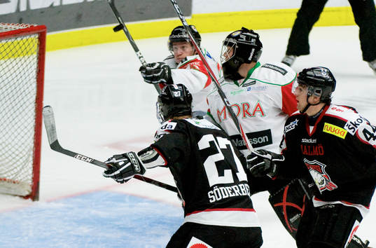 Mycket folk kring Lars Johansson, Mora