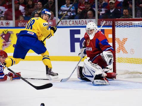 Jesper Fasth, Sverige, ser pucken åka från Dmitri Shikin,