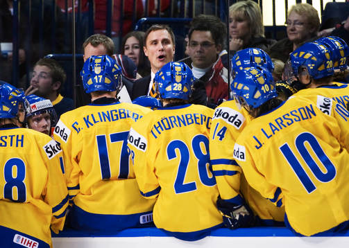 Roger Rönnberg, tränare, Sverige, pratar med spelarna i