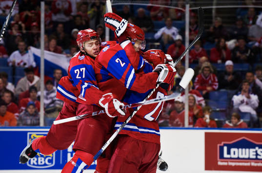 Artemi Panarin och Nikita Zaitsev slänger sig över Denis