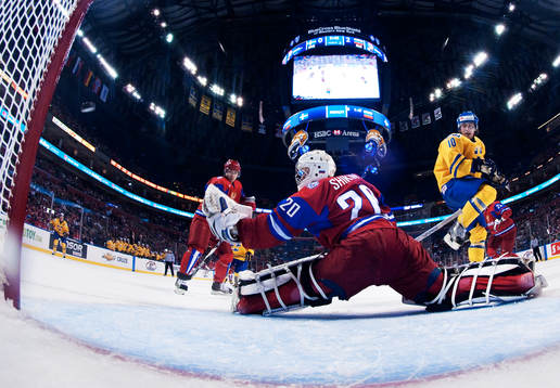 Johan Larsson, Sverige, hoppar över en puck som tar i
