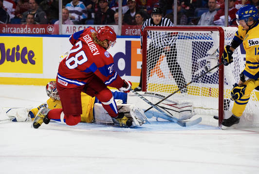 Denis Golubev, Ryssland, gör 0-2 bakom Robin Lehner,