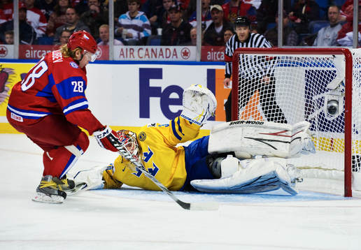 Denis Golubev, Ryssland, gör 0-2 bakom Robin Lehner,